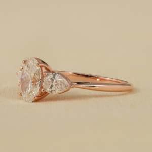 Bague en diamant de laboratoire ovale géométrique à trois pierres, clarté VS, certifiée IGI, plaquée or jaune rhodié - Product Image 5