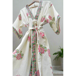 Bata de baño informal rosa con estampado de loto para mujer, suave, transpirable, romántica, de manga larga, conjunto de bata para invierno, personalizada. - Product Image 1