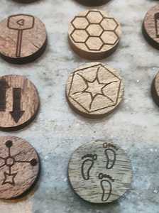 Fichas Decorativas de Madera Maciza Hechas a Mano, Diseños Personalizados, Acacia, Mango, Nogal, Hexagonales, Artesanías de Madera con Láser, Cajas de Madera, Letreros de Pared - Product Image 4