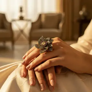 Anillo de Flor con Diamante en Corte Pera Chapado en Rodio - Joyería de Piedras Preciosas de Lujo para Mujer - Product Image 1