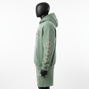 ชุดเซ็ตฮู้ดดี้และกางเกงขาสั้นผ้าฟลีซผสมคอตตอนโพลีเอสเตอร์ 340 GSM สีเขียวเซจสำหรับผู้ชาย พร้อมปักโลโก้ด้วยคริสตัลและงานพิมพ์ลายตามสั่ง - Product Image 3