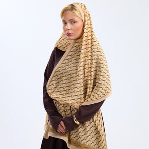 Chal de Seda de Morera 100% Pura de Lujo con Motivo Ecuestre de Cadena y Cinturón, Dobladillo Enrollado a Mano, Multifuncional, Largo - Product Image 1