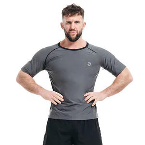Camiseta de gimnasio gris ajustada de calidad superior para entrenamientos de fitness al por mayor camiseta de ejercicio de media manga personalizable que absorbe el sudor - Product Image 3