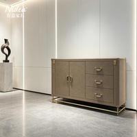 Buffet moderne de luxe en cuir avec pieds en métal doré, 3 tiroirs et 2 portes, pour salon et salle à manger