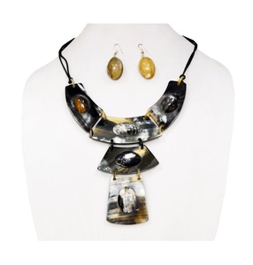 Collier en corne naturelle de qualité classique moderne pour femmes, style religieux, prix, bijoux naturels à bas prix, look luxueux - Product Image 1