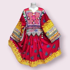 Robe de mariée ultra longue de luxe en soie afghane marron, fortement brodée avec des motifs miroir et des pièces de monnaie métalliques traditionnelles, volume complet - Product Image 3