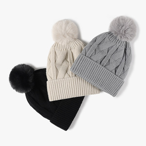 หมวกบีนนี่กันหูผ้าแจ็คการ์ดหมวกถักสำหรับใส่กลางแจ้งสำหรับฤดูหนาวพร้อมซับในผ้ากำมะหยี่และหมวกถักไหมพรมปอมปอมปอม - Product Image 4