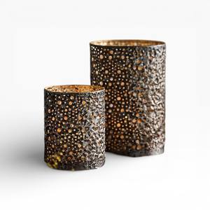 Porte-bougie en métal noir avec motif de coupe en pétale de diamant et intérieur à l'éclat orange vif - Product Image 2