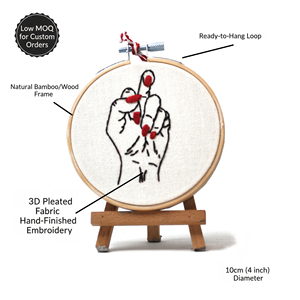 Cerceau à broder artisanal « Bold Statement » 10 cm en bambou – Artisanat minimaliste – Décoration murale gestuelle avec doigt d'honneur et détails rouges - Product Image 2