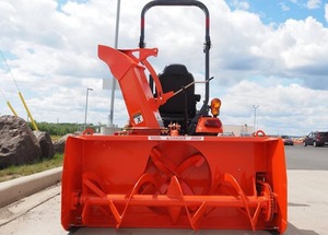 Tracteur compact Kubota LX3310 avec accessoire de déneigement avant rouge 4x4, machine utilitaire de jardin - Product Image 4