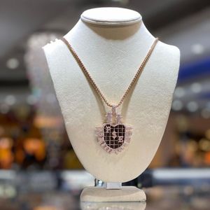 Comience su viaje con nuestro impresionante colgante de diamantes de moissanita de oro amarillo de 14KT perfectamente complementado con una cadena a juego - Product Image 1