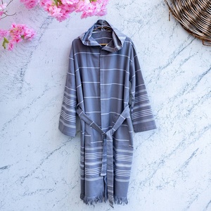 Peignoir turc Sense en tissu éponge, rayures ton sur ton, à capuche, 100% coton - Product Image 4