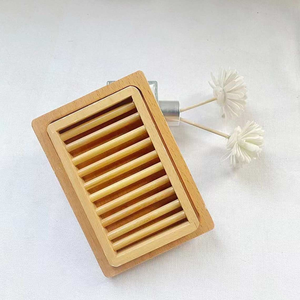 Porte-savon en bois de pin avec 2 poches et sacs exfoliants pour savon, lot de 4 pièces, en bois naturel pour la douche - Product Image 3