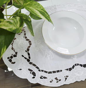 Tapete de diseño bordado personalizado para casa, restaurante, boda, de lino blanco mantel con borde festoneado, posavasos bordado - Product Image 3