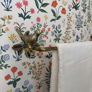 Ganchos de pared de cortina de pájaro sentado hechos a mano en metal duradero con acabado elegante perfecto para toallas y exhibición colgante de puerta - Product Image 5