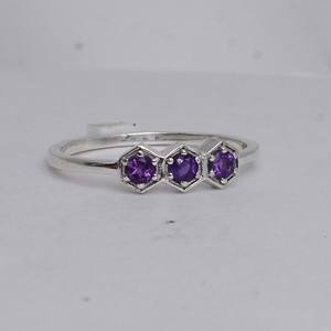 Vente en gros d'anneaux en argent sterling 925 avec trois pierres d'améthyste, pierres précieuses taillées naturellement, style bohème, look incroyable, bijoux de mode en vrac - Product Image 5