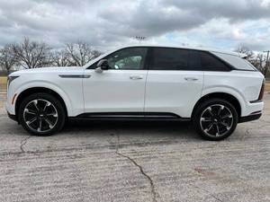 Cadillac Escalade IQ Sport 1 Premium Luxury d'occasion à prix réduit, modèle 2025, à vendre - Product Image 4