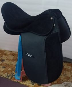 Silla de Montar para Caballo de Doma Sintética de Primera Calidad, Fabricada con Estructura de Plástico y Rodillera Desmontable - Product Image 2