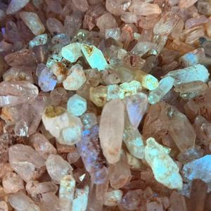 Vente en gros <span class=keywords><strong>de</strong></span> pierres <span class=keywords><strong>de</strong></span> guérison en quartz pétrolier rare <span class=keywords><strong>de</strong></span> 2 à 4 cm, artisanat poli, quartz pétrolier fluorescent, spécimen minéral - Product Image 3