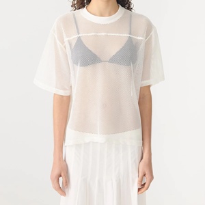 T-shirt sexy pour homme à col superposé, coupe basse, en maille fine transparente et respirante, avec bas ajouré - Product Image 1