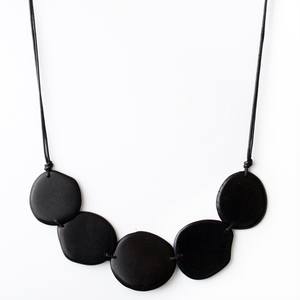 Collier de perles en résine écologique de couleur rouge vif, style moderne et vintage, pour femmes, idéal pour les mariages, les fiançailles, les fêtes et le bureau - Product Image 3