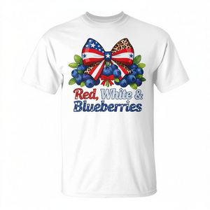 T-shirt Grafica con Mirtilli Rossi, Bianchi e Blu - T-shirt Promozionale Patriottica con Schema Cromatico Coordinato - Product Image 2