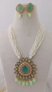 Ensemble de collier Kundan multi-brins Royal Ruby Lotus avec design personnalisable en laiton lourd et pierre de perle montrent l'élégance royale - Product Image 3