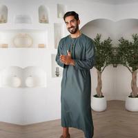 Thobe Musulman Hommes Moyen-Orient Dubaï Vêtements Hommes Vêtements Islamiques Robe Couleur Unie Arabe Conception Jubba Thawb Robe Saoudienne Mode