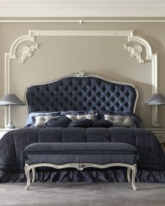 Cama King Size Estilo Francés con Tapicería de Tela y Marco Ornamentado para Uso en Dormitorios Interiores - Product Image 4