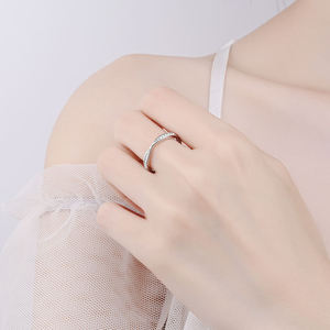 Anillos de Boda Modernos de Plata de Ley 925 con Engaste de Moissanita Curvada en Forma de Chevron, Apilables, Media Eternidad - Product Image 6