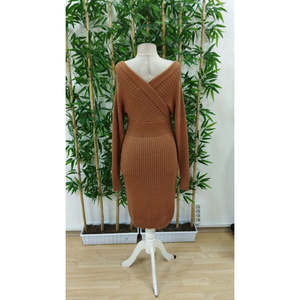 Vestido midi de punto con hombros descubiertos y cuello cruzado de manga larga para mujer de Jane, diseño liso para uso casual - Product Image 6