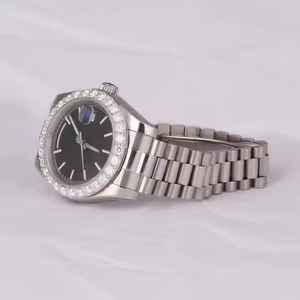 Montre mécanique classique de luxe pour homme la plus tendance, avec lunette sertie de diamants, cadran noir glacé, acier inoxydable plaqué argent, mouvement ETA - Product Image 1