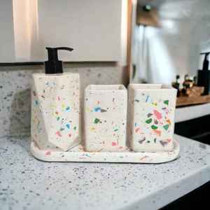 Ensemble de salle de bain classique en résine de designer, trois pièces, organisateur de vanité durable, porte-savon, porte-brosse à dents, plateau élégant - Product Image 1