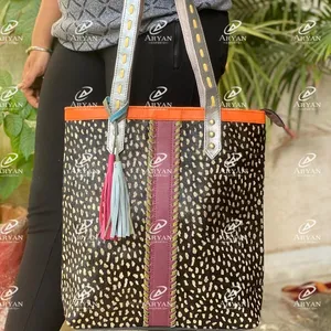 Bolso de mano de piel con estampado de lunares negros, bolso de mano con estampado de puntos negros, hecho a mano, de piel reciclada, multicolor