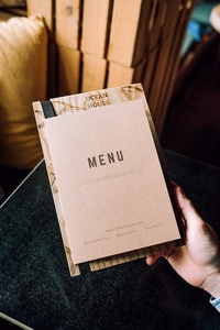 Cubierta de Menú de Madera Personalizada con Encuadernación en Cuero – Porta Menús con Logotipo Personalizado para Hoteles, Cafés y Bares - Product Image 4