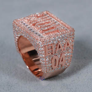 Elegante Anillo Hip Hop de Oro Rosa de 14 Kt Totalmente Tachonado con Diamantes Redondos y Corte Baguette para Hombre en Claridad Vvs - Product Image 5