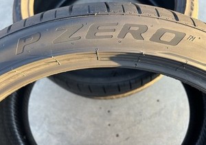 En vente maintenant : deux pneus 325/30ZR23 P Zero PZ4 pour Lamborghini Urus et Aston Martin DBX ! 100% original, scellé en usine - Product Image 3