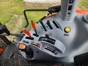 Kubota-Tractor utilitario de tamaño mediano con ingeniería de primera calidad - Product Image 4