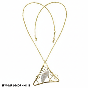 Collier en nacre artisanal avec plume, design attrape-rêves triangulaire doré, bijoux bohème chic pour femmes - Product Image 3
