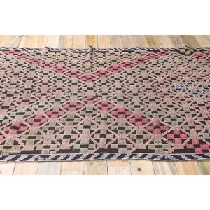 Alfombra Kilim Turca Vintage de 5.6x8.9 pies, Alfombra Grande de Lana con Diseño Geométrico Rosa - Product Image 3