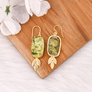 Boucles d'oreilles pendantes élégantes en laiton avec pierre précieuse opale verte, boucles d'oreilles délicates en laiton plaqué or pour un cadeau d'anniversaire décontracté - Product Image 4