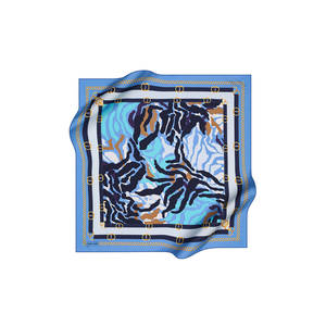 Pañuelo Cuadrado de Seda con Estampado de Cebra - Diseño de Lazos Florales a la Moda - Product Image 1