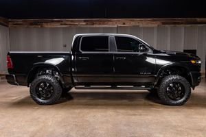 2024 R M 1500 Big-Horn Crew Cab AWD, Volante a la Izquierda, Cuero, Caja de Cambios Automática, Cámara Trasera, Motor Inteligente, Techo Panorámico, Aleación de Aluminio - Product Image 5