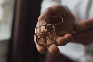 La plus petite boîte à bijoux en verre en forme d'hexagone avec cadre en métal poli doré, parfaite pour ranger bagues, colliers et accessoires fins - Product Image 4