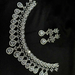 Conjunto de joyería de latón para mujer con collar y pendientes de diamantes americanos, ideal para bodas, compromisos y celebraciones especiales - Product Image 1