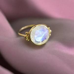 Belle bague en pierre de lune arc-en-ciel en argent sterling 925 faite à la main pierre précieuse de coupe ovale à facettes naturelles déclaration élégante bijoux Fain - Product Image 1