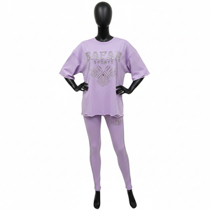 Conjunto de Dos Piezas Morado de Algodón Premium de 280GSM, Camiseta Oversize con Logotipo de Pedrería y Leggings con Dobladillo Desgastado y Paneles Laterales - Product Image 1