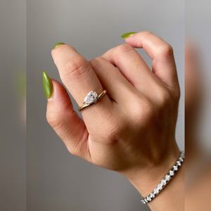 แหวนหมั้นเพชรทรงลูกแพร์ ดีไซน์เกลียวไขว้ ประดับทอง 10K 14K 18K เงิน แพลตตินัม  ผู้จัดจำหน่ายเครื่องประดับชั้นดีระดับโลก - Product Image 3