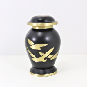 Petite urne en laiton du fabricant gravée à la main oiseaux souvenir en métal bijoux de crémation pour cendres humaines fournitures funéraires - Product Image 1