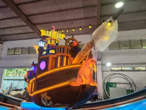 Parc d'attractions aux couleurs vives et éclairé, voiture volante de bateau de pirate pour adultes à vendre - Product Image 6